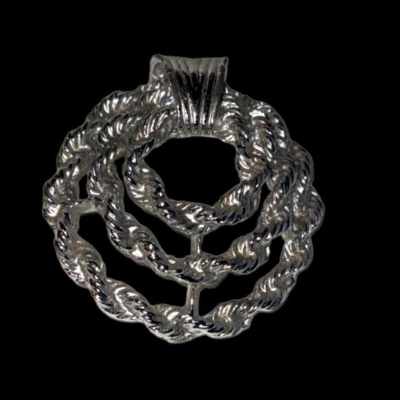 Vintage Jewelry - Gerry's vintage silver tone brooch‎